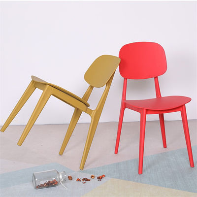 kopen Moderne eenvoudige ontwerp stapelbare PP plastic café Outdoor eetstoelen in aangepaste kleuren voor buitenzitjes online vervaardiging