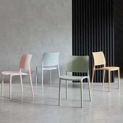 kopen Stapelbare eetstoel voor buiten in kleurrijk PP-plasticmateriaal voor modern huishoudelijk meubilair W41.5*L55*H79 *SH45.5cm online vervaardiging