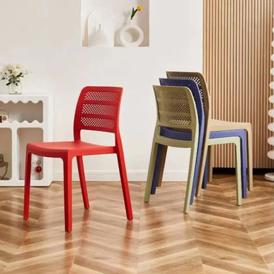 kopen Specifieke Eetstoel Eenvoudige stijl Stapelbare PP Plastic Stoel OEM Kleuren 55*46*45*86cm voor Eetkamer online vervaardiging