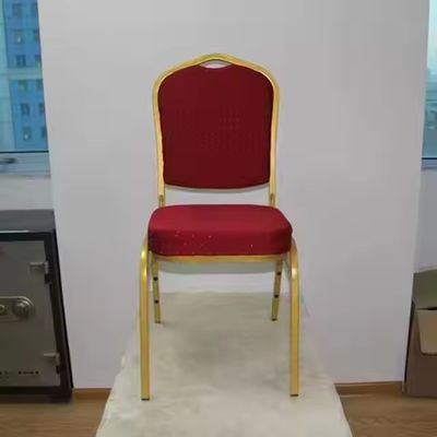 kopen Elegant goud metaal stapel rood stof kussen hotel banket stoelen voor feest bruiloft online vervaardiging