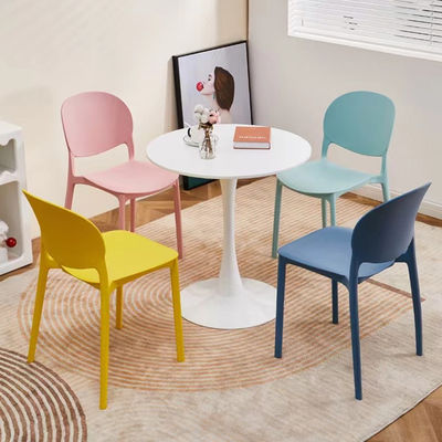 Moderne stapelbare volle PP-plastic eetstoelen in populaire kleurrijke ontwerpstijl voor de keuken