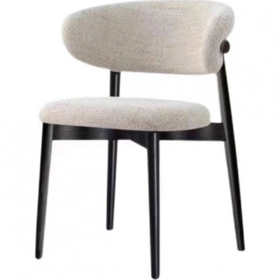 Zwarte houten eetkamerstoelen in huis Velvet stof met metalen benen