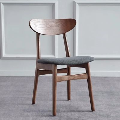 Traditionele donkerbruine houten eetstoelen voor keuken en restaurant