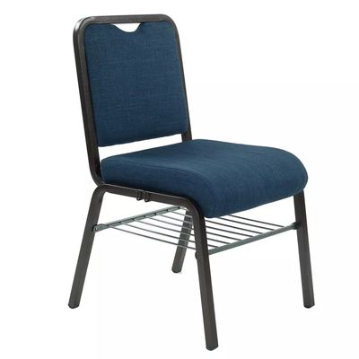 Opstapelen van kerkenstoelen met spuitverf voor een moderne look